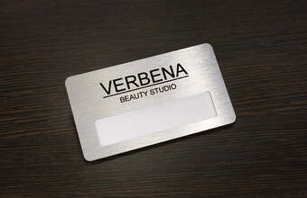 бейджик с логотипом серебряного цвета